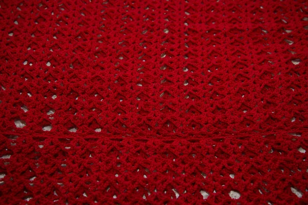 Cardigan rosso lavorato a maglia manuale fotografato in primo piano . — Foto Stock