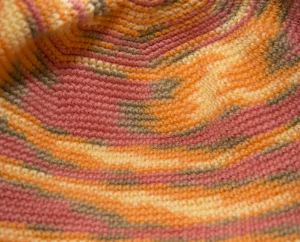 Цветной свитер в ручной съемке крупным планом . — стоковое фото