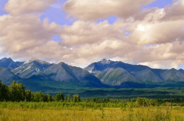 Sert ve görkemli Sayan Dağları.
