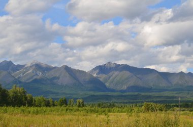 Sert ve görkemli Sayan Dağları.