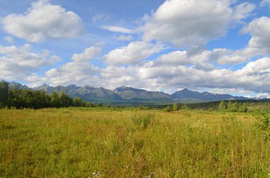 Sert ve görkemli Sayan Dağları.