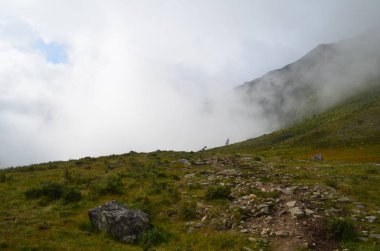 Sert ve görkemli Sayan Dağları.