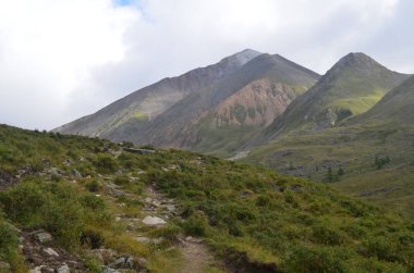 Sert ve görkemli Sayan Dağları.