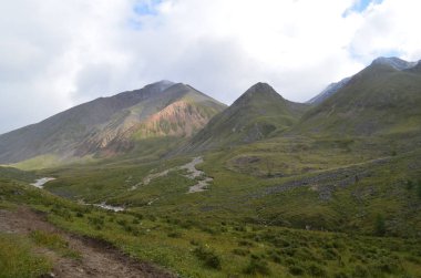 Sert ve görkemli Sayan Dağları.