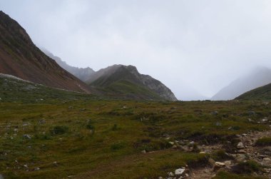 Sert ve görkemli Sayan Dağları.