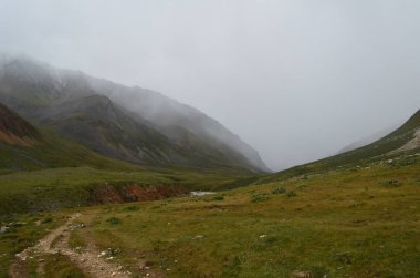 Sert ve görkemli Sayan Dağları.