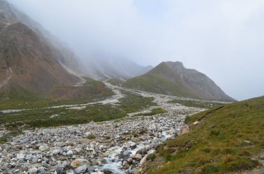 Sert ve görkemli Sayan Dağları.