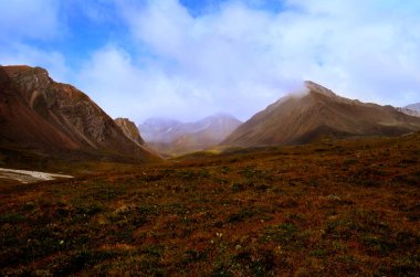 Sert ve görkemli Sayan Dağları.