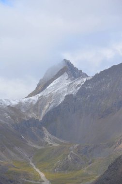 Sert ve görkemli Sayan Dağları.