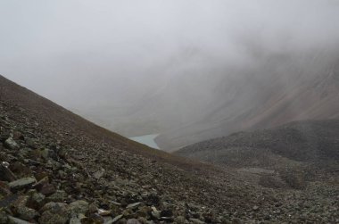 Sert ve görkemli Sayan Dağları.