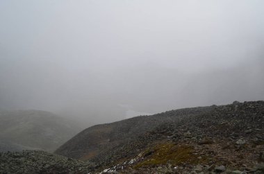 Sert ve görkemli Sayan Dağları.