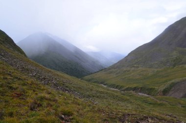 Sert ve görkemli Sayan Dağları.