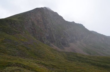 Sert ve görkemli Sayan Dağları.