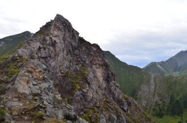 Sert ve görkemli Sayan Dağları.