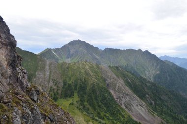 Sert ve görkemli Sayan Dağları.