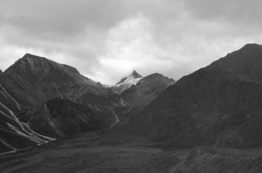 Sert ve görkemli Sayan Dağları.