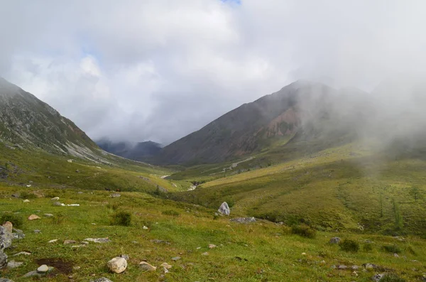 As duras e majestosas montanhas Sayan . — Fotografia de Stock