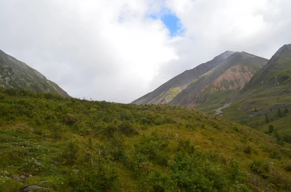 Les dures et majestueuses montagnes de Sayan . — Photo