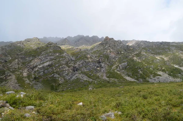 Die rauen und majestätischen sayanischen Berge. — Stockfoto