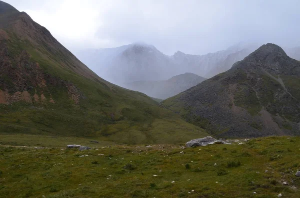 過酷な壮大なサヤン山脈. — ストック写真