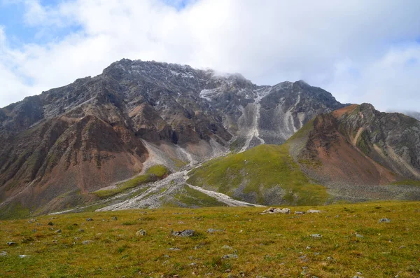 Die rauen und majestätischen sayanischen Berge. — Stockfoto