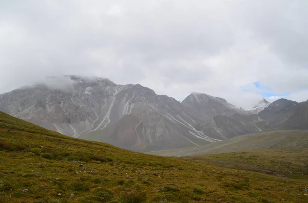 A zord és fenséges Szaján-hegység. — Stock Fotó