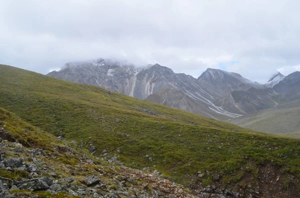 As duras e majestosas montanhas Sayan . — Fotografia de Stock