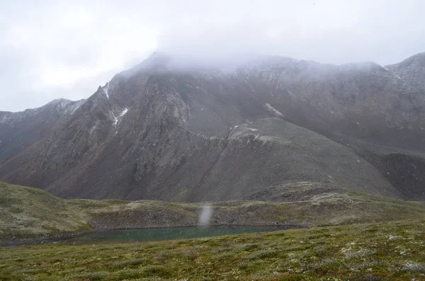 過酷なサヤン山脈の山中の小さな湖. — ストック写真