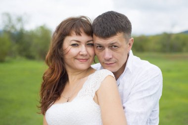 Aşık erkek ve kadın doğada bir tarihte.