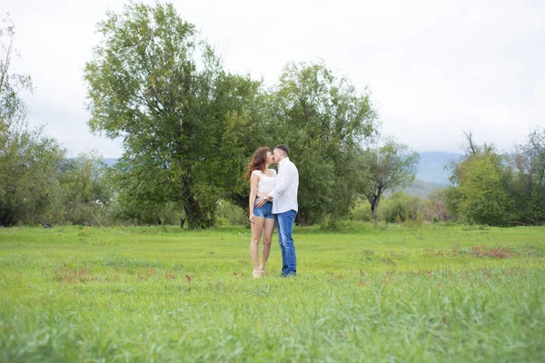 Любителі чоловік і жінка ходять на зеленому полі . — стокове фото