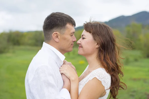 Amantes hombre y mujer en una cita en la naturaleza . —  Fotos de Stock