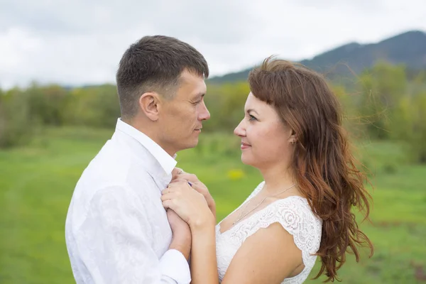 Amantes hombre y mujer en una cita en la naturaleza . —  Fotos de Stock