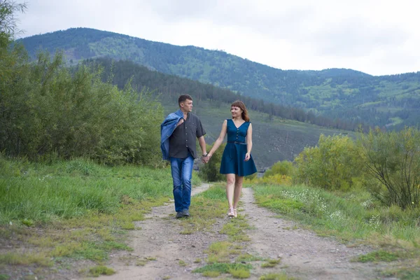 Любовники мужчина и женщина идут по сельской дороге . — стоковое фото