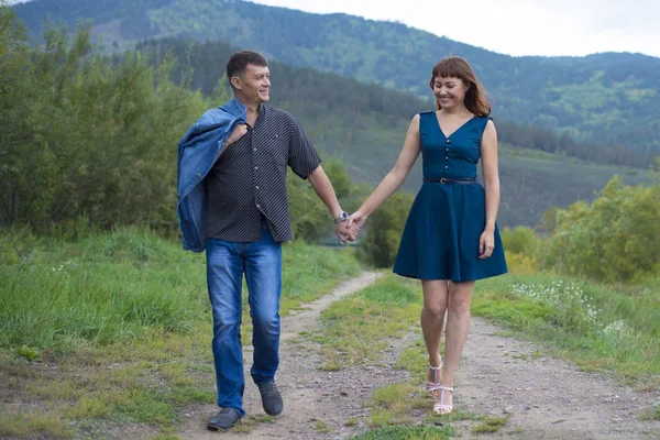 Любителі чоловік і жінка ходять по сільській дорозі . — стокове фото