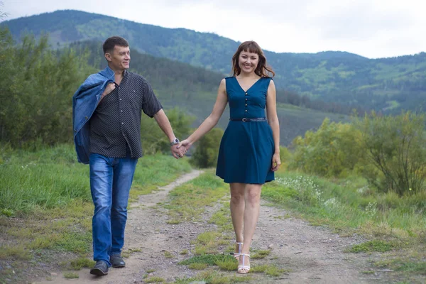 Amantes homem e mulher caminhando em uma estrada rural . — Fotografia de Stock