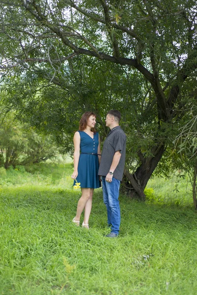 Любителі чоловіка і жінки стоять в тіні листяного дерева . — стокове фото