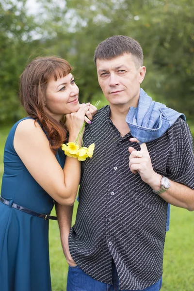 Amantes hombre y mujer en una cita en la naturaleza . —  Fotos de Stock