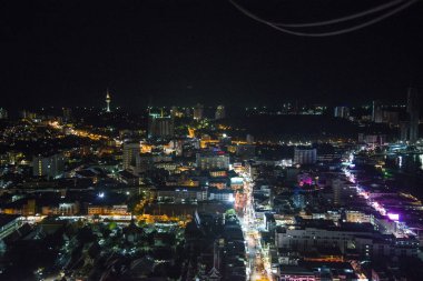 Kuş Uçuş yüksekliği Pattaya City'den gece.