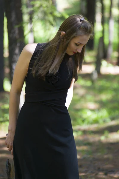 Hermosa joven caminando en un bosque de hadas . — Foto de Stock