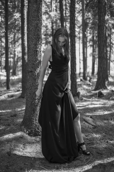 Hermosa joven caminando en un bosque de hadas . — Foto de Stock