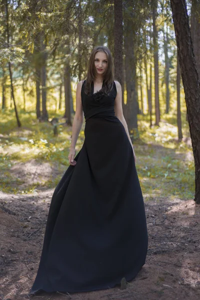 Hermosa joven caminando en un bosque de hadas . — Foto de Stock