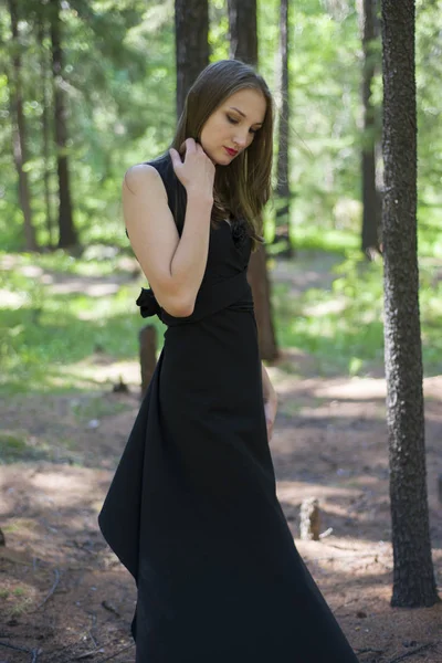 아름 다운 젊은 여자 요정 숲에서 산책. — 스톡 사진