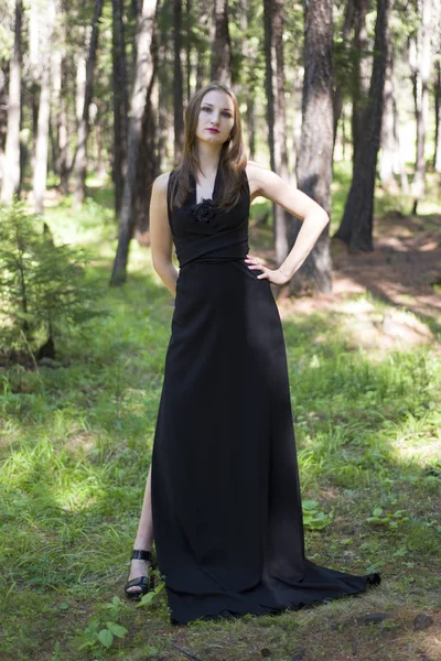아름 다운 젊은 여자 요정 숲에서 산책. — 스톡 사진