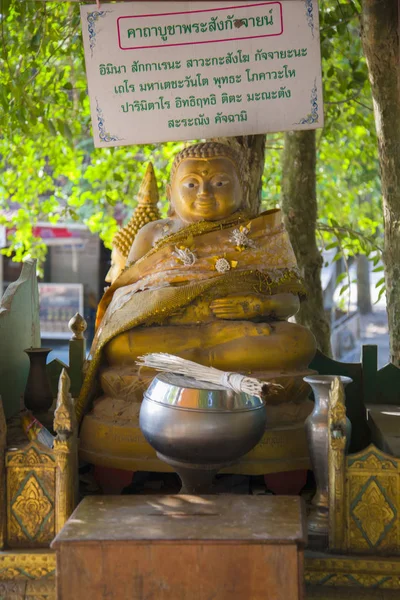 Estatua de Buda en uno de los templos de Tailandia . — Foto de Stock