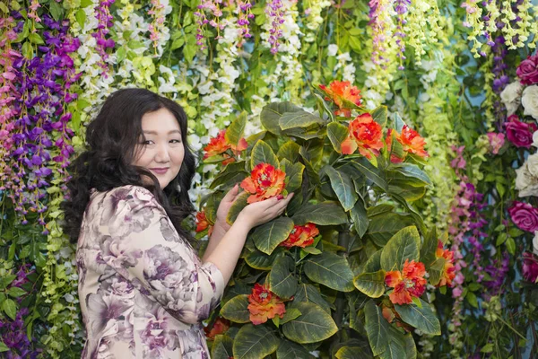 Kobieta pełna Azji w sali z kwiatami. — Zdjęcie stockowe
