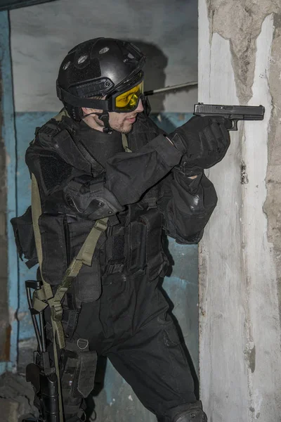 Fuerzas especiales rusas entrenando en un campo de entrenamiento militar . — Foto de Stock