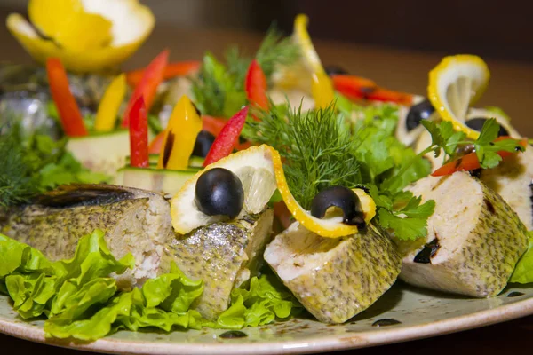 Lucio relleno con verduras y hierbas . — Foto de Stock