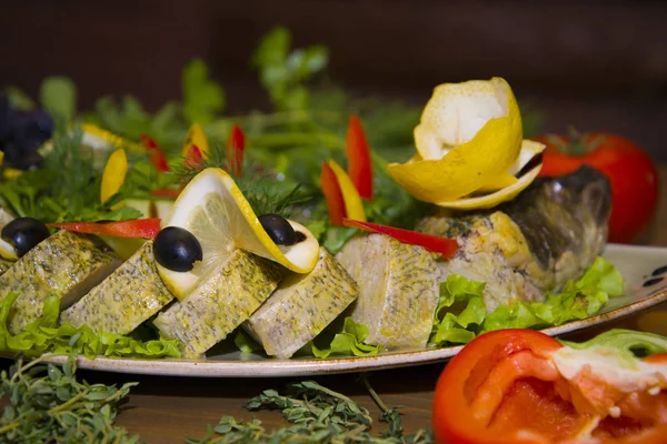 Lucio relleno con verduras y hierbas . — Foto de Stock