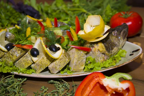 Lucio relleno con verduras y hierbas . — Foto de Stock