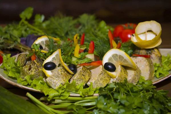 Lucio relleno con verduras y hierbas . — Foto de Stock